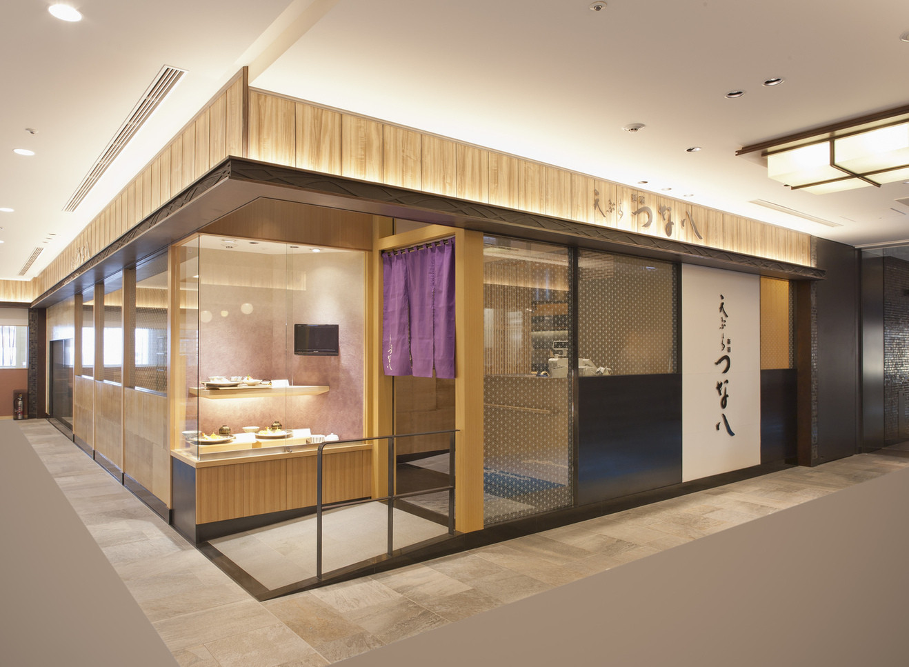 「天ぷら新宿つな八 東京スカイツリータウン・ソラマチ店」外観 733652 店舗入口