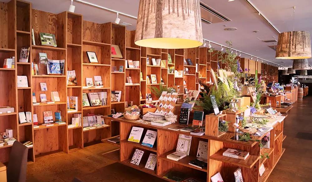 併設の「ブックス&カフェ」は旅やキャンプ、写真集など非日常を感じられる本を約2000冊ラインナップ。食事前後に立ち寄って、ゆっくり読書を楽しんで。