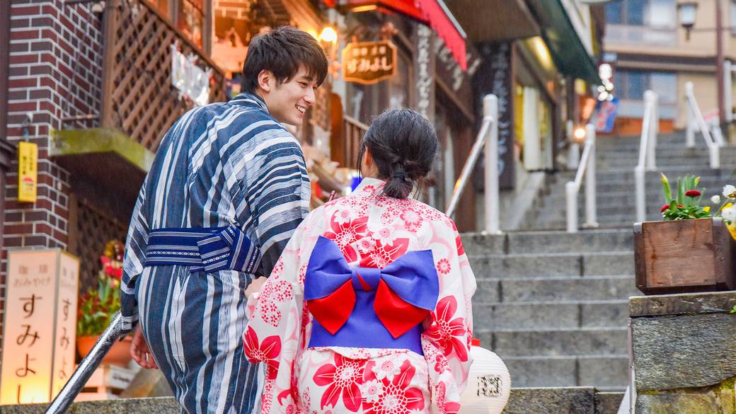 情緒満点の温泉街を
浴衣でお散歩デート / 1