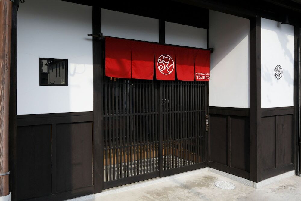 施設の正面 (日没後)