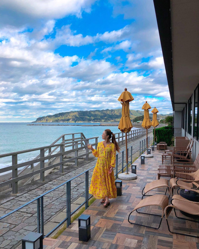 ラウンジのテラス席で海を見ながらコーヒーやジュースを飲んだり、海辺を散歩したりしました。