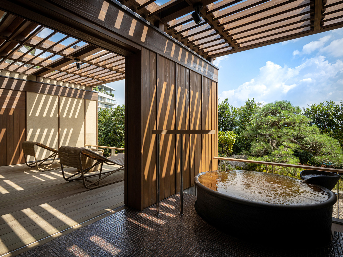 眺望抜群の露天風呂付き客室でのんびり。高台にある温泉ホテル4248743