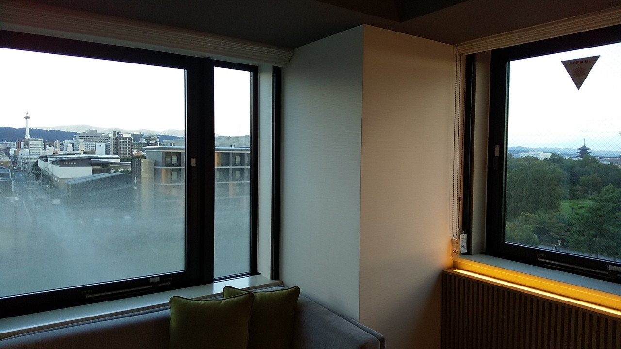 左窓に京都タワー、右の窓に東寺の五重塔