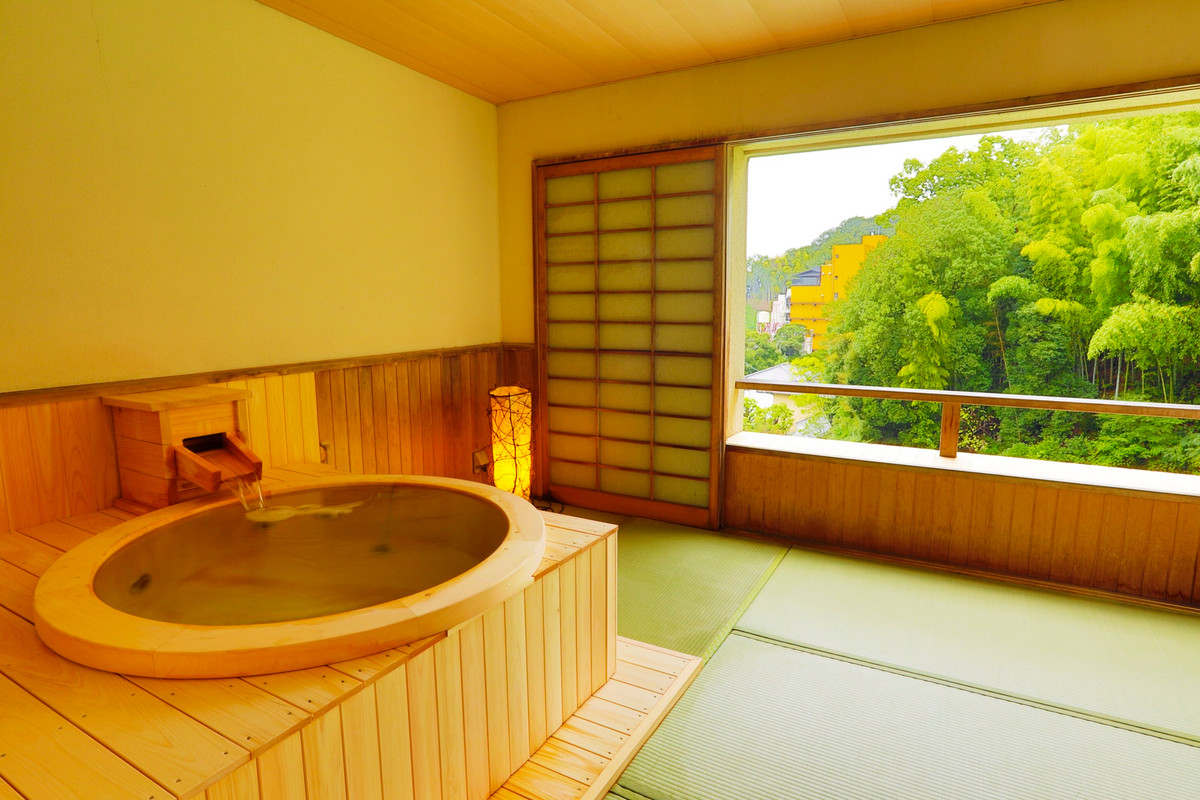 着物で彩られた全館畳敷きの宿 楽山やすだ（キモノデイロドラレタゼンカンタタミジキノヤド ラクヤマヤスダ） / 1