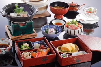 別棟の和室で彼と2人だけ。自然の中でゆったりと味わう食事3725344