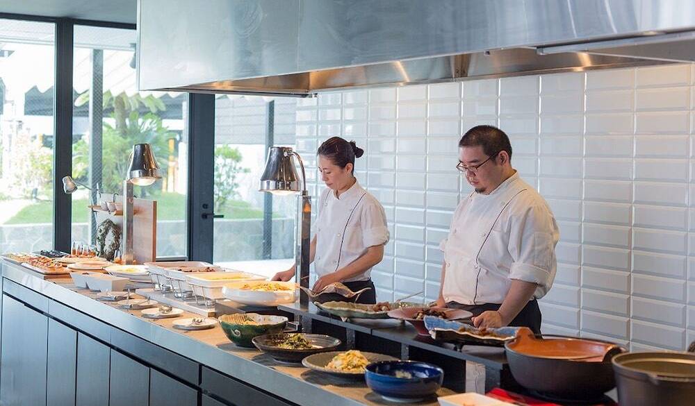 朝の元気補充！
約50種類のビュッフェ / 1