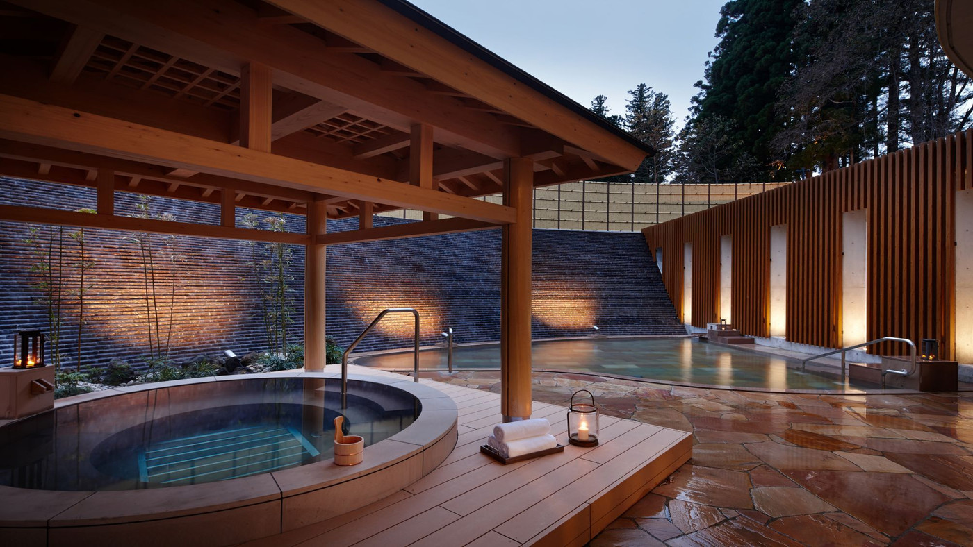 サマーシーズンにはナイトプールがオープン！幻想的な雰囲気を楽しんで4065012