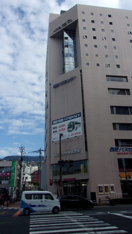 佐世保では１４階建てでも高い方。ホテル客室は8～14階部分。