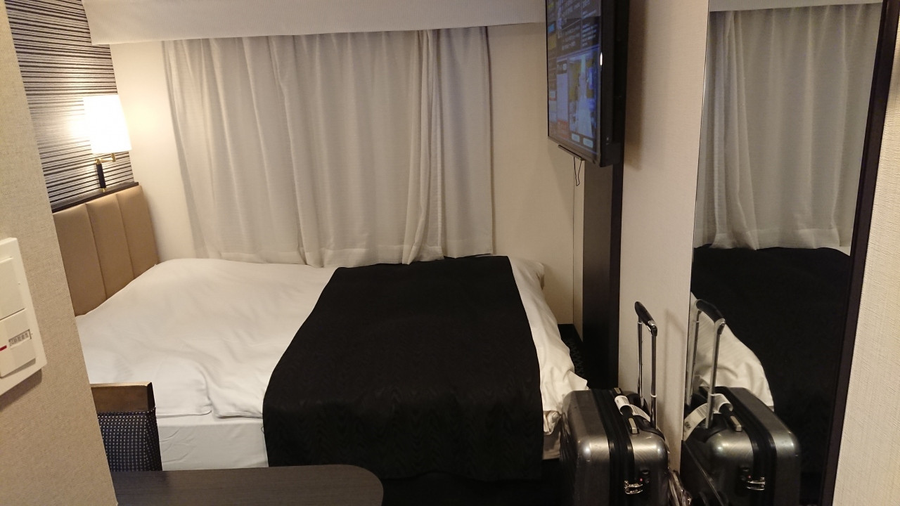 ダブルベッド！部屋は狭いけど機能的