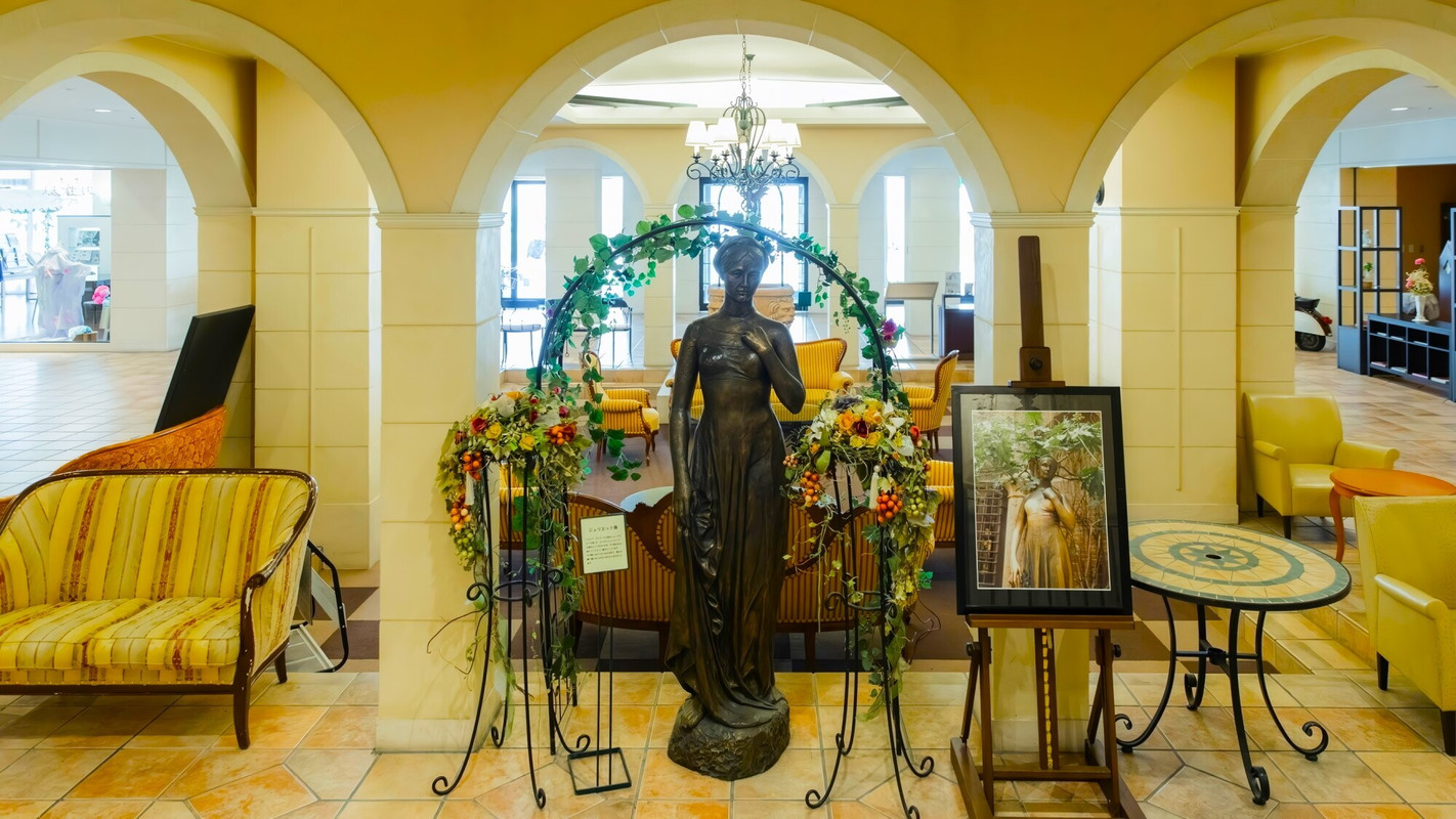 Lobby | Juliet Statue
