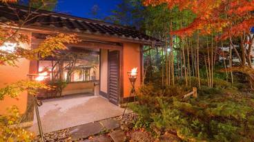 施設の正面 (日没後) / 1