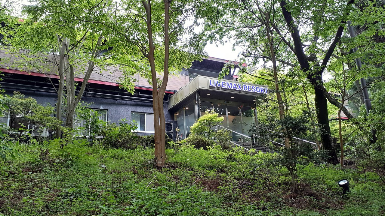 木に囲まれたホテルです。