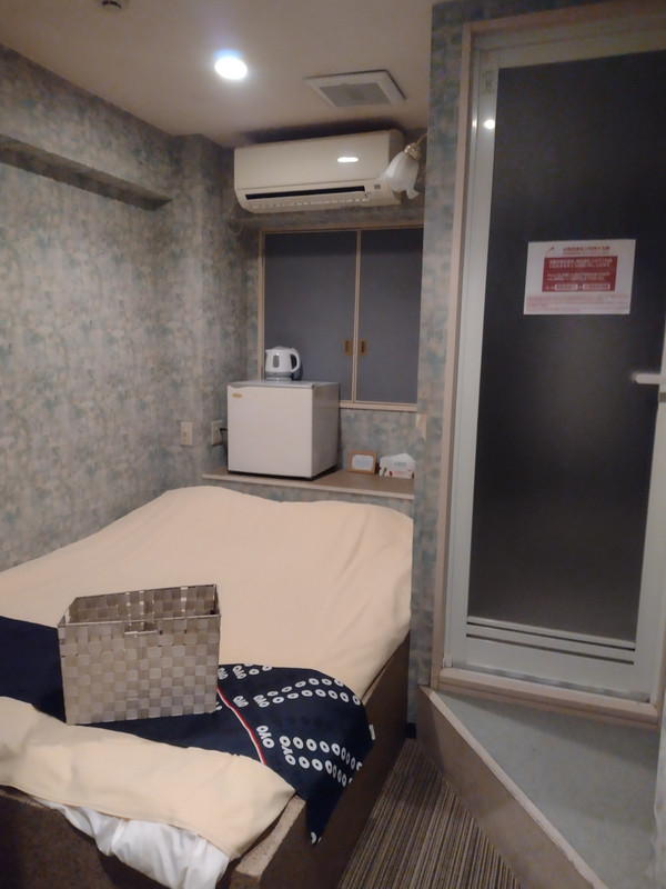 狭い部屋にダブルベッド