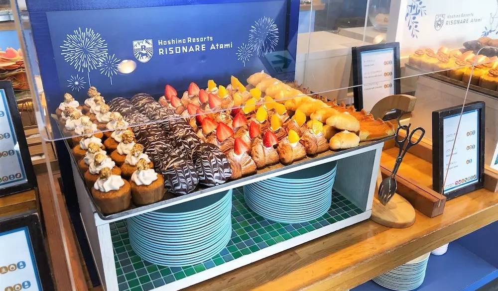 朝食はマフィンやデニッシュなど、種類豊富なパンが並びます。1日の始まりがワクワクするような朝食ビュッフェを堪能できますよ。