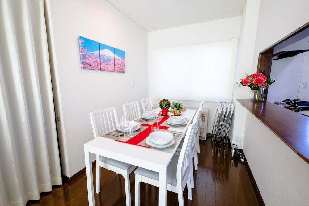 客室内のダイニングエリア