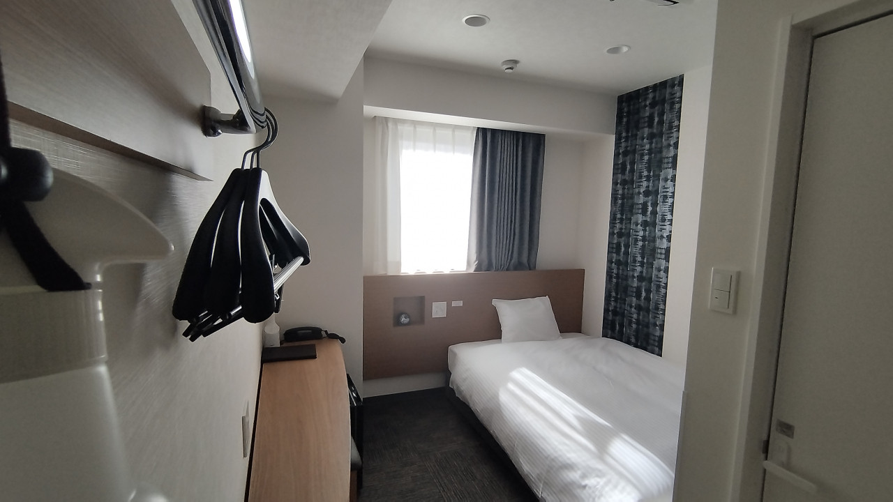 客室入口から、ベッドの幅は十分です。