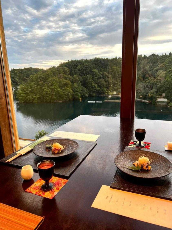 食事処はプライベート感溢れる「東屋」、古民家のような「乙姫」、個室食事処「喜楽・俊」のいずれか。どれも風情たっぷりで、料理がさらに美味しく感じられそう。写真は個室食事処「喜楽」 / 1