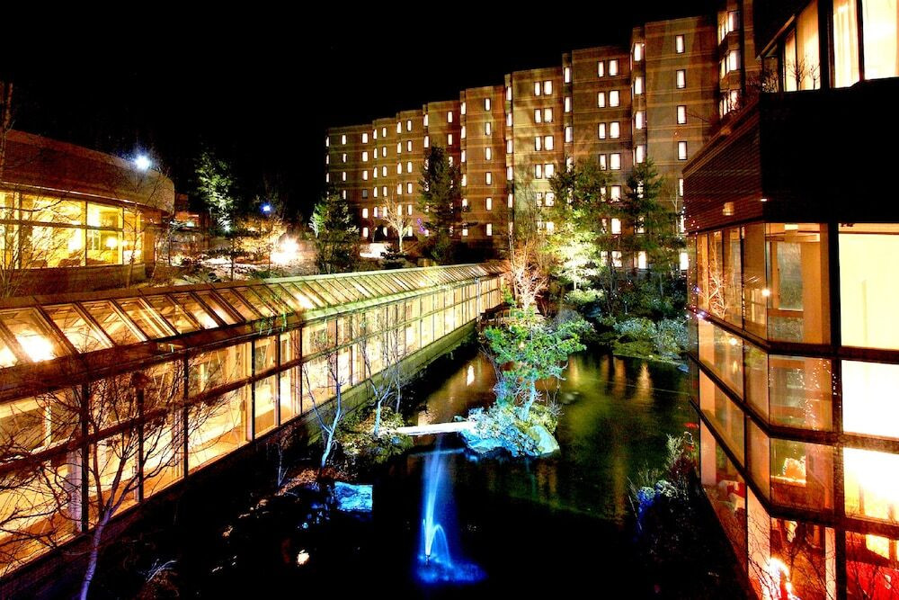 温水プールのスライダーに子どもは大はしゃぎ！4574207