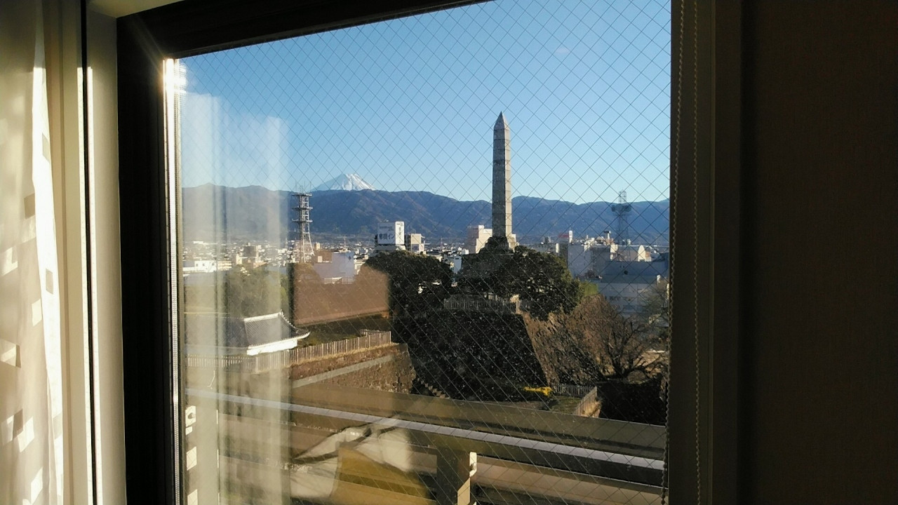 部屋からの眺望は富士山に甲府城