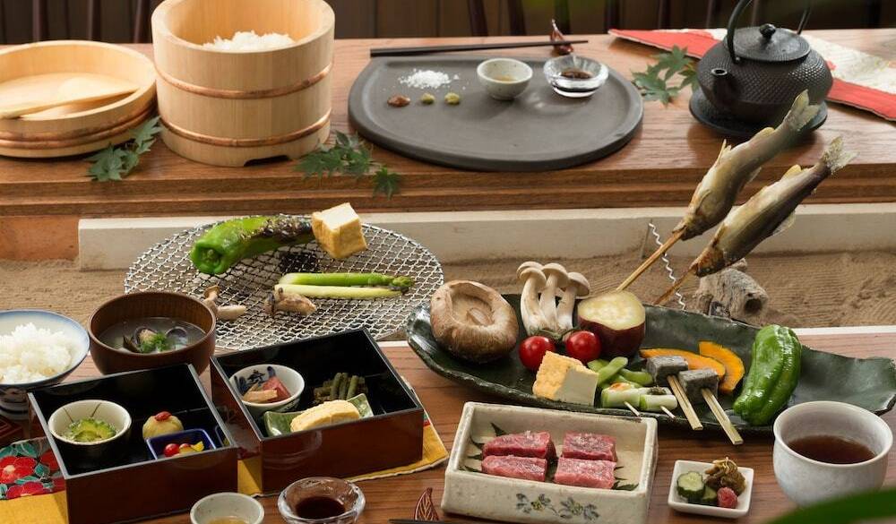 囲炉裏を囲んで
炭火焼きの朝食 / 1