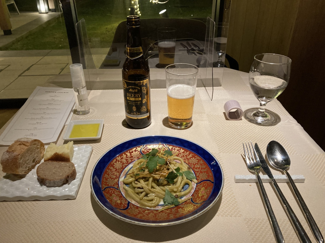 有田焼で提供さシャラティエッリ　ムール貝　ポロ葱　パクチー　