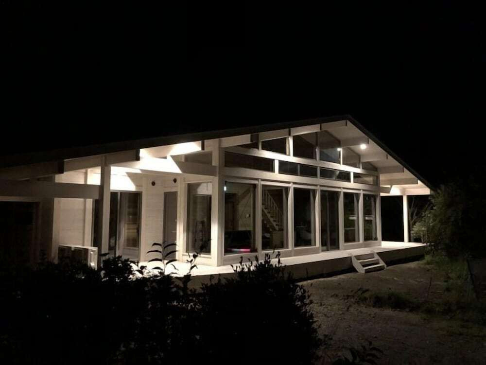 施設の正面 (日没後)