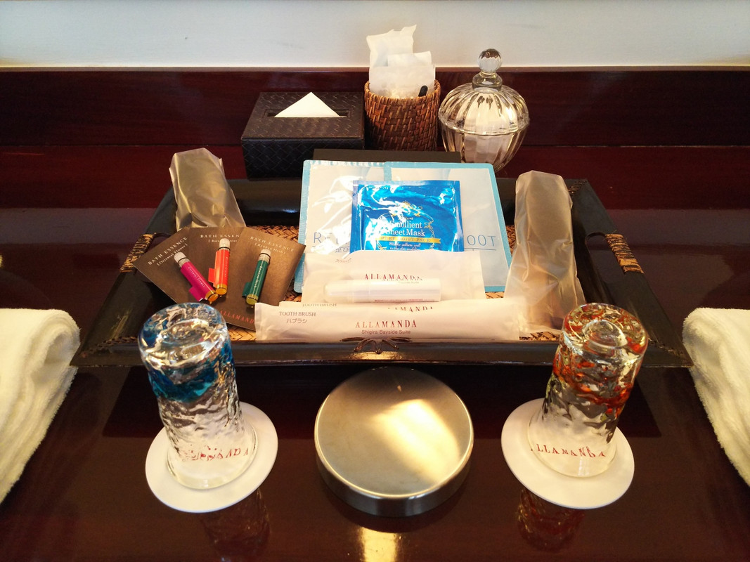 広い洗面スペースに多様なアメニティ　どれも香りが良かったです