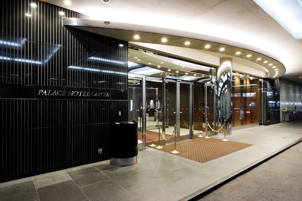 施設の正面 (日没後)