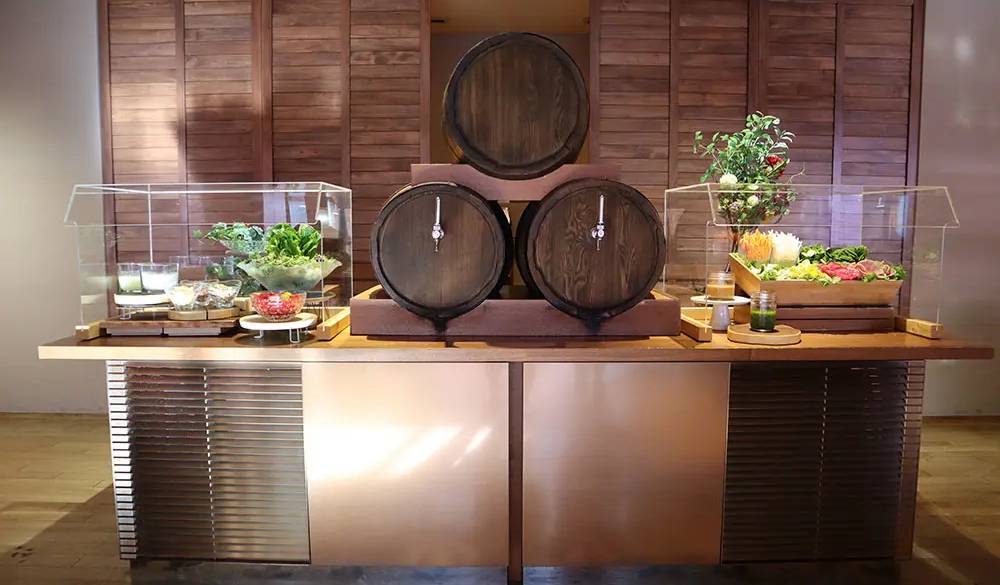 ビュッフェ&グリルレストラン「ワイワイグリル」は、1歩入るとワイン樽がお出迎え。家族で賑やかに、ワインや食事を味わえる空間です。