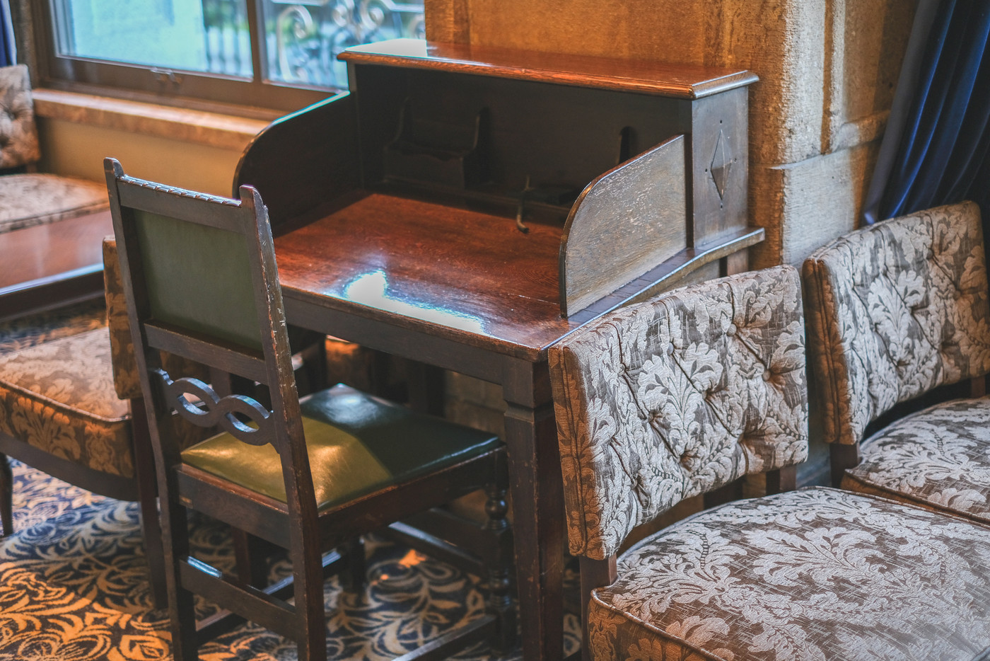 木製の古い机と椅子　ソファ