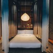 HOTEL K5（東京都 スタンダードホテル）：広さ43㎡、最上階にある天井高4.5mのスイート。ベッドルームは白と藍色がグラデーションになったカーテンに囲まれ、ゆったりとした落ち着いた雰囲気。広々としたバスタブ付き。
●おすすめのシーン／おしゃれな部屋で過ごしたいカップル / 2