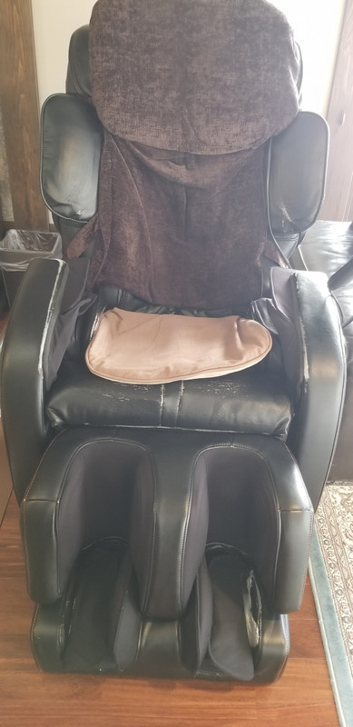 すり減り、破れてる廃棄寸前のマッサージチェア