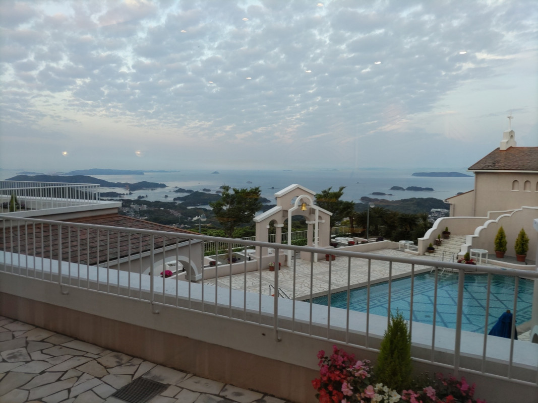 プールの向こうは佐世保市街