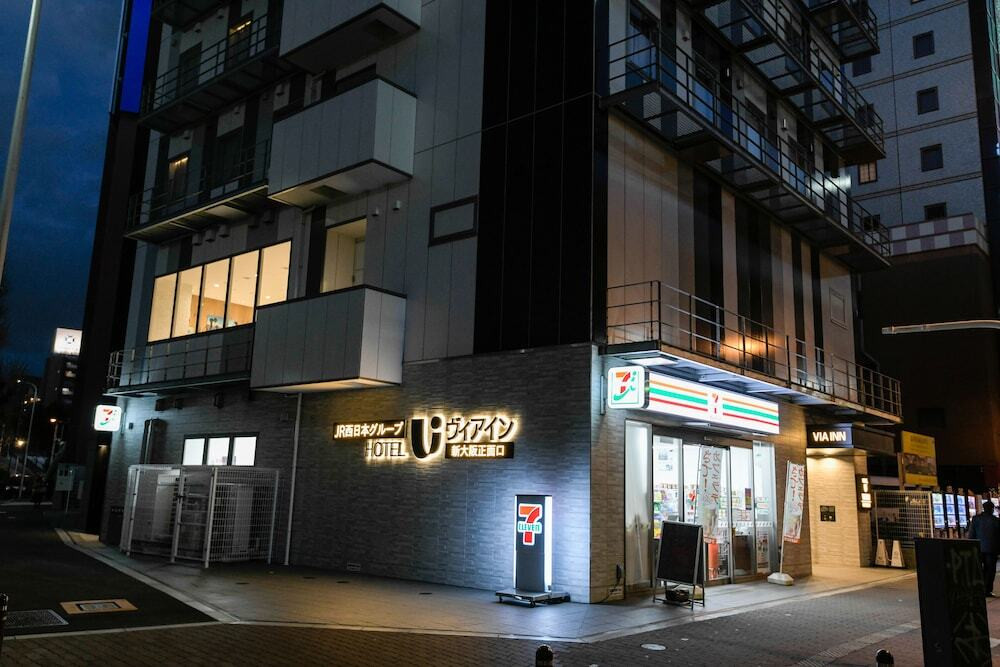 施設の正面 (日没後)