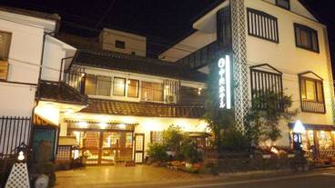 施設の正面 (日没後) / 1