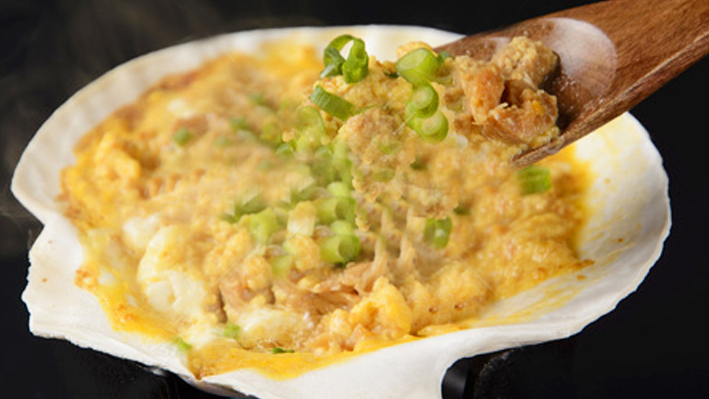 浅虫温泉夕景　浅虫温泉のシンボル湯ノ島　遠くに岩木山と月も見えます　青森県青森市