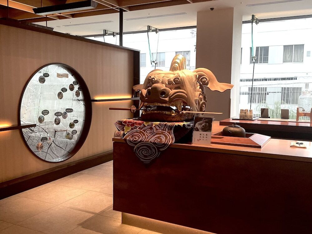 ロビーに飾られた「獅子頭」