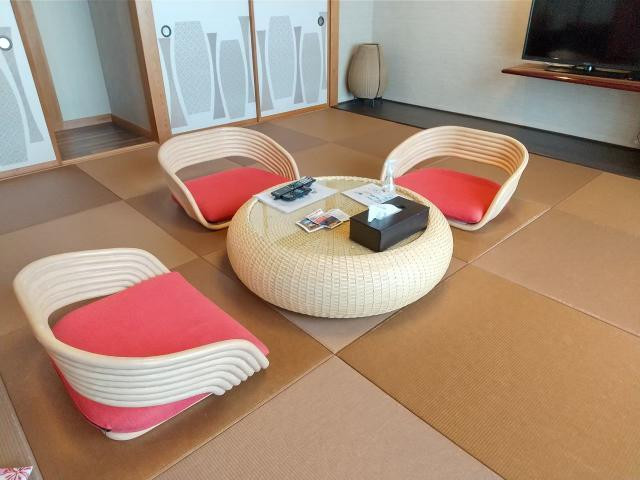 「アジアンテイスト和室10畳」の一例。布団を敷いて4人まで宿泊でき、ファミリーやグループ旅にぴったり / 1