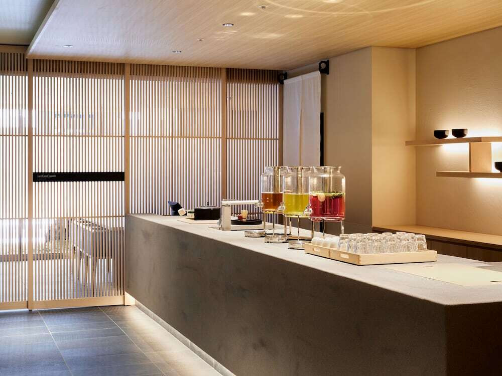 ラウンジサービス①