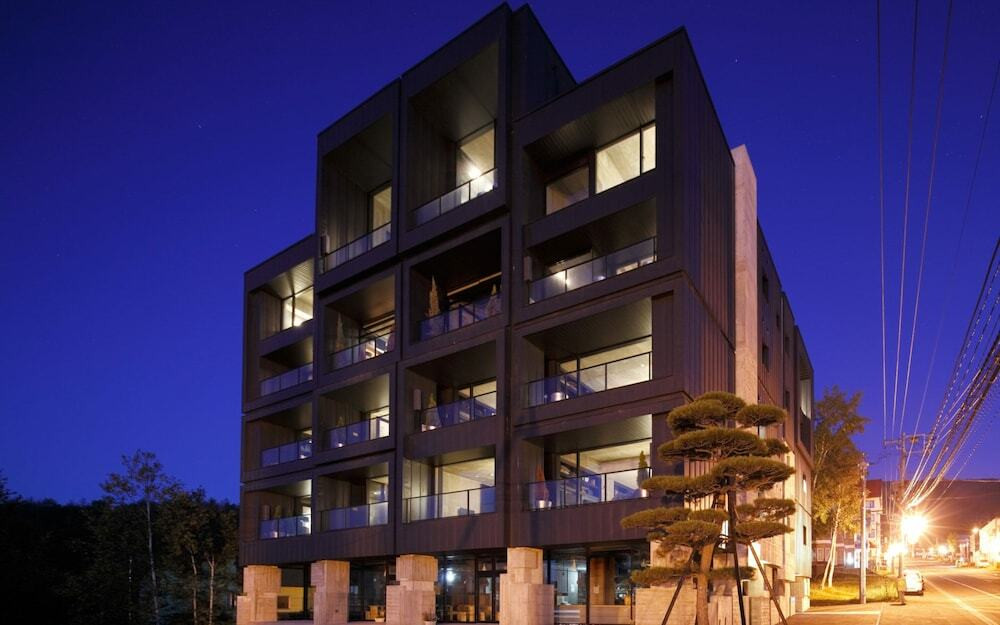 施設の正面 (日没後)