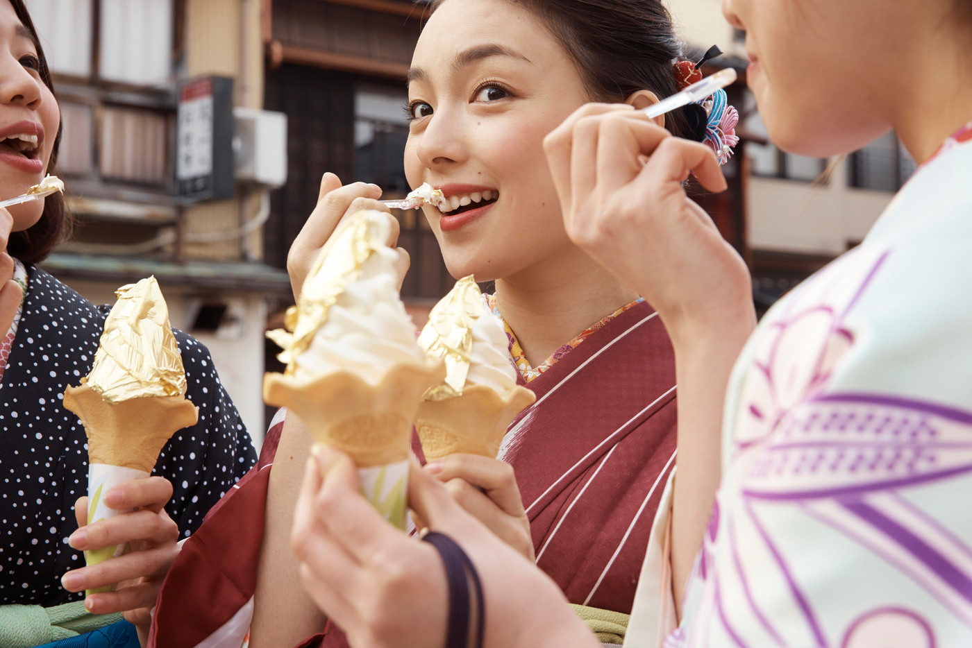 アイスクリームを食べる女性たち