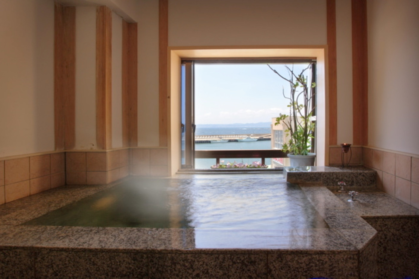 サウナのあとはオーシャンビューの温水プールへ4271718
