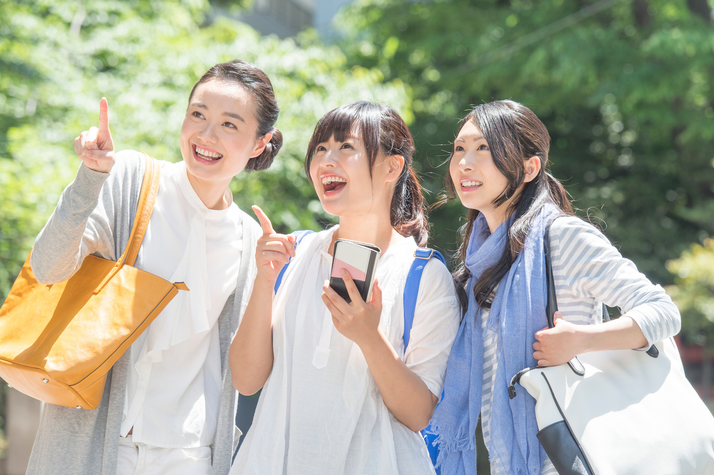 若い女性３人