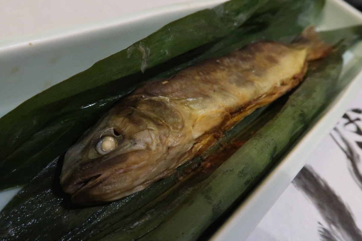 夕食②岩魚の笹巻き