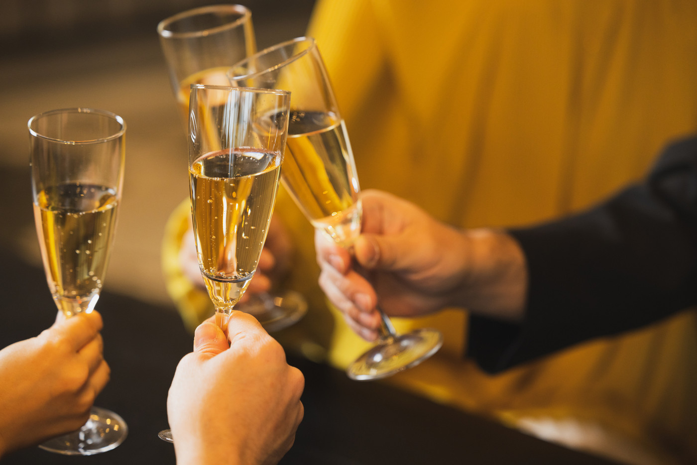 飲み会　パーティ　乾杯