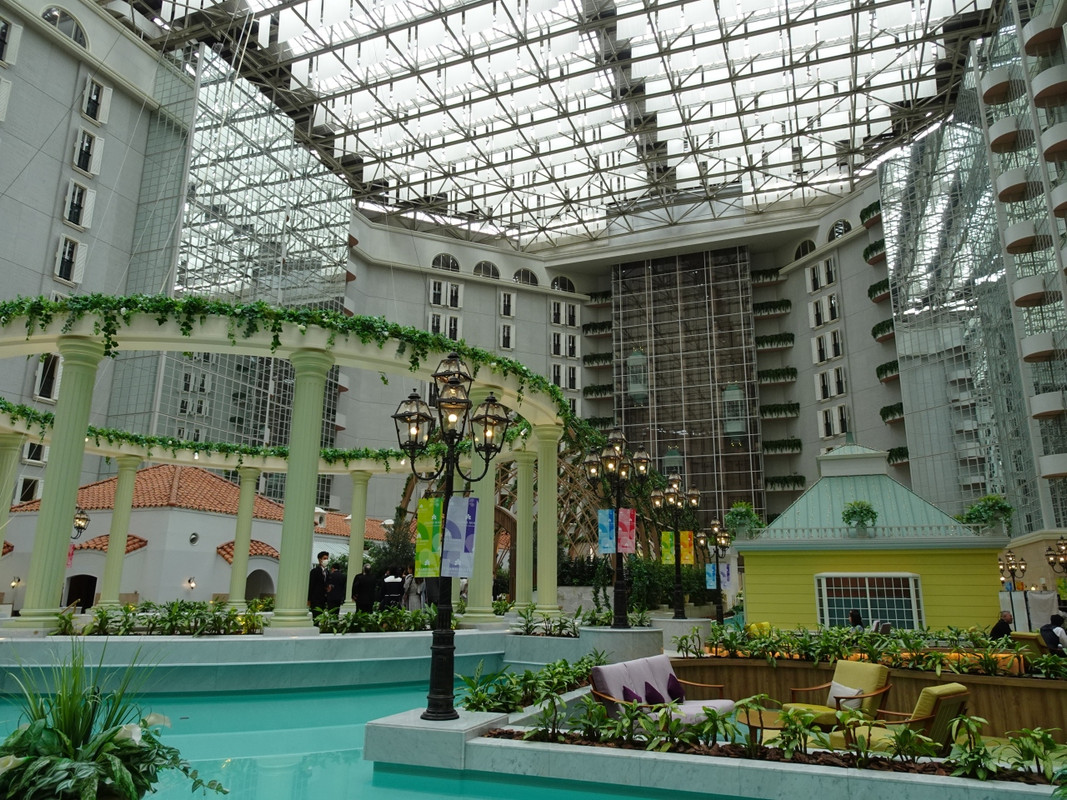 吹き抜けがいい感じです♪