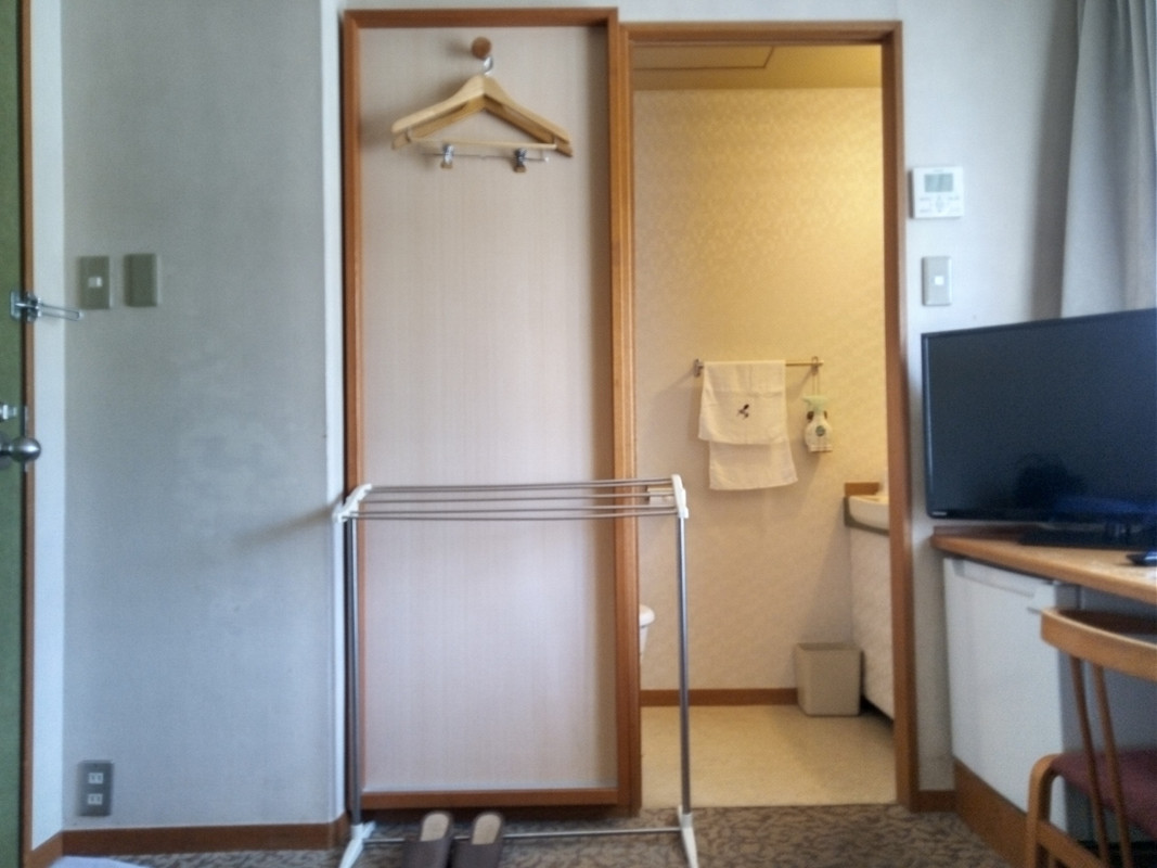 シングル9.5平米。左側に廊下へのドア、奥はトイレ&洗面台。