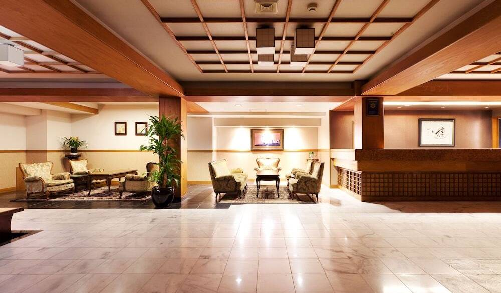 開放的なロビーで
のんびりチェックイン / 1