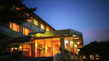 施設の正面 (日没後) / 3