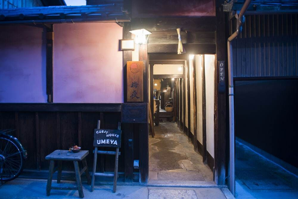 施設の正面 (日没後)